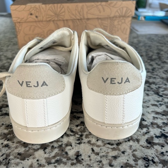 Veja Kids White/ Cream Sneaker Sz 7 - Picture 3 of 12